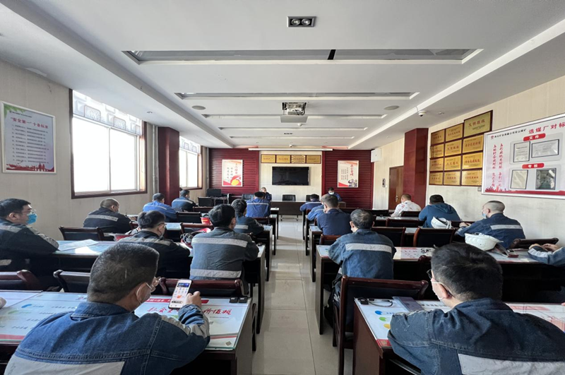 選煤公司涌鑫選煤廠爭(zhēng)分奪秒更換破碎機(jī)，跑出洗選“加速度”-2.png