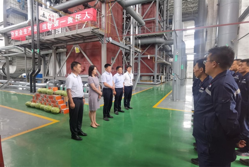 公司黨委委員、紀委書記高小軍深入陜北片區(qū)開展“夏日送清涼”慰問活動-2.png