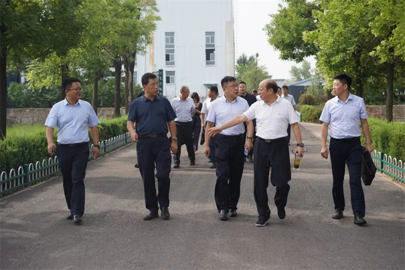 陜煤集團總經(jīng)理助理李厚志一行到新型能源公司督導(dǎo)檢查安全生產(chǎn)工作-2.jpg
