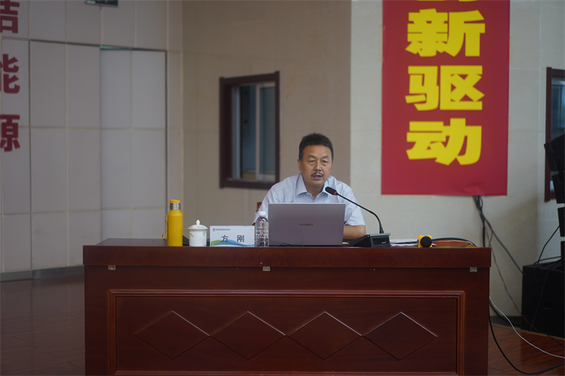 公司黨委書記、董事長方剛為員工職業(yè)素養(yǎng)培訓營授課-2.png